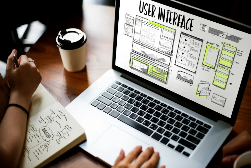 Reka bentuk user interface website dipaparkan pada komputer riba sebagai sebahagian daripada proses bina website perniagaan.
